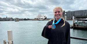 foto van anna met een medaille van de sydney marathon