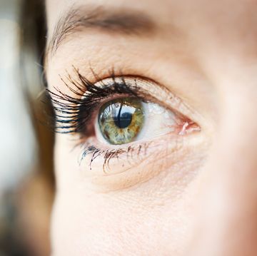 vrouw heeft last van oogtrombose