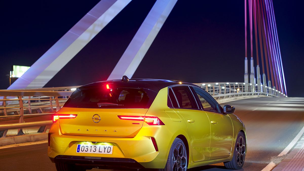preview for Prueba Opel Astra Híbrido Enchufable: El salto del rayo