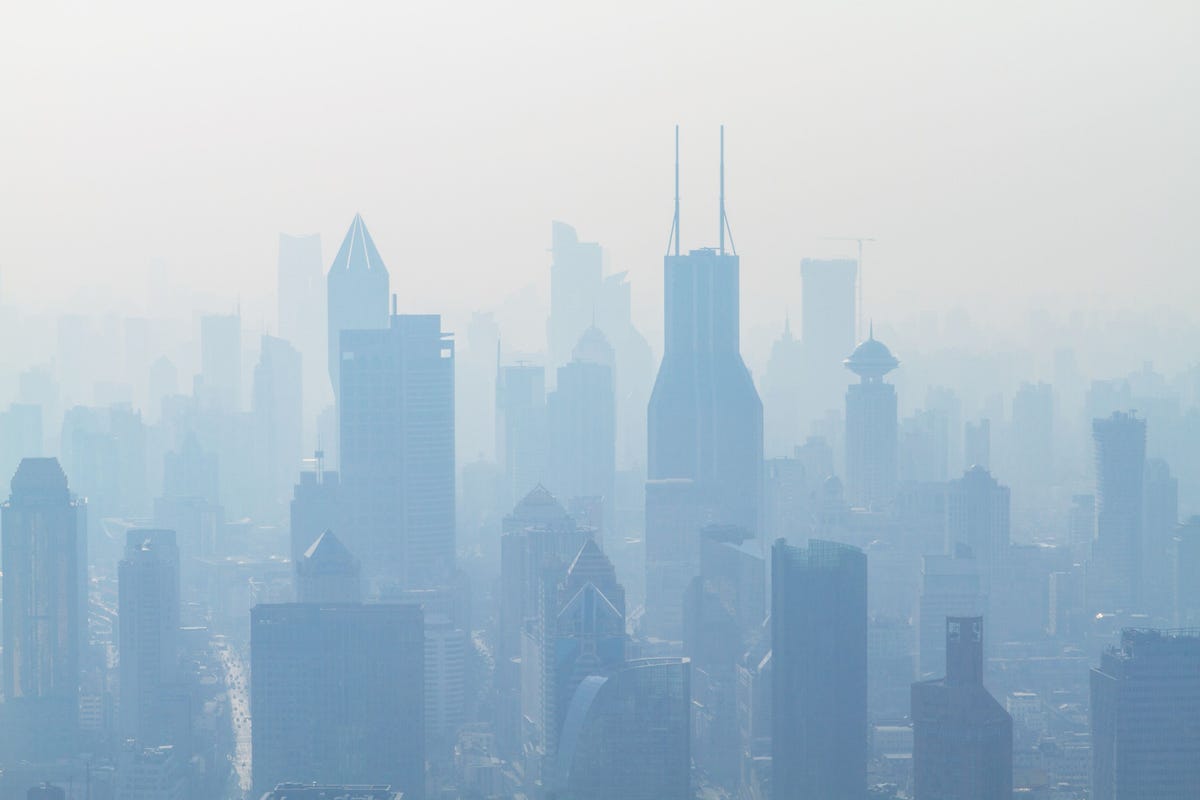 Een nevelachtig uitzicht op Shanghai China  de derde meest bevolkte stad ter wereld en een van de snelst groeiende Met de toegenomen stadsuitbreiding bevolkingsgroei en technologische groei in ontwikkelingslanden is tijd van crucial belang om de effecten die iedereen heeft op de wereld te bestrijden De Earthshot prijs is in het leven geroepen om de meest urgente aan te pakken  door het belonen van vindingrijkheid
