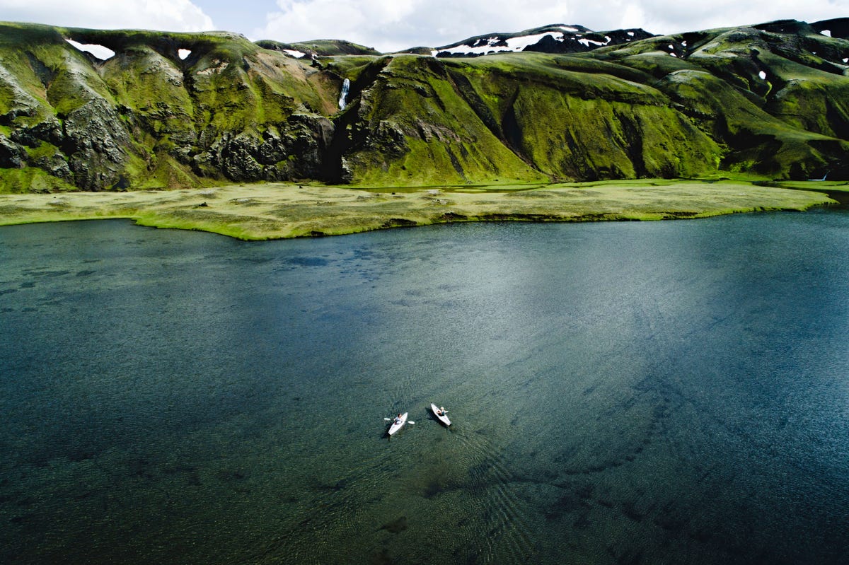 Met opvouwbare kajaks varen de auteur en een medereiziger over lftavatn oftewel het Zwanenmeer