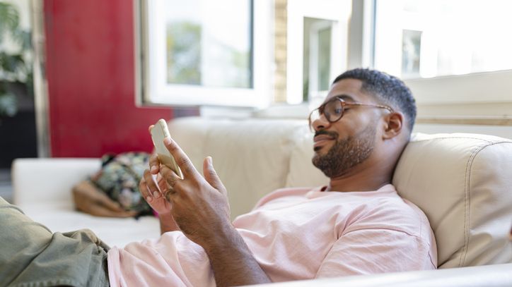 preview for Cosmopolitan x Men's Health Over De Grens: "Is reputatieschade door sexting je eigen schuld?"