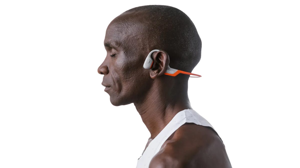 eliud kipchoge con los auriculares de conducción ósea shokz openrun pro 2