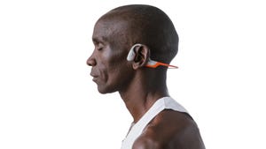 eliud kipchoge con los auriculares de conducción ósea shokz openrun pro 2