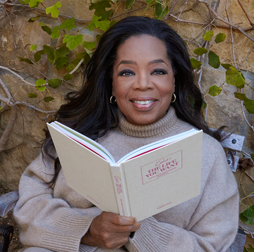 oprah poses with the life you want love and happiness journal