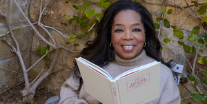 oprah poses with the life you want love and happiness journal