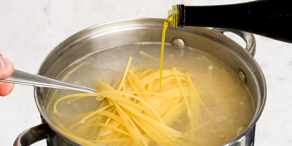 oil in pasta water