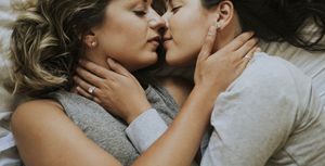 vrouwelijk koppel aan het kussen