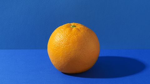 oranye dengan latar belakang biru