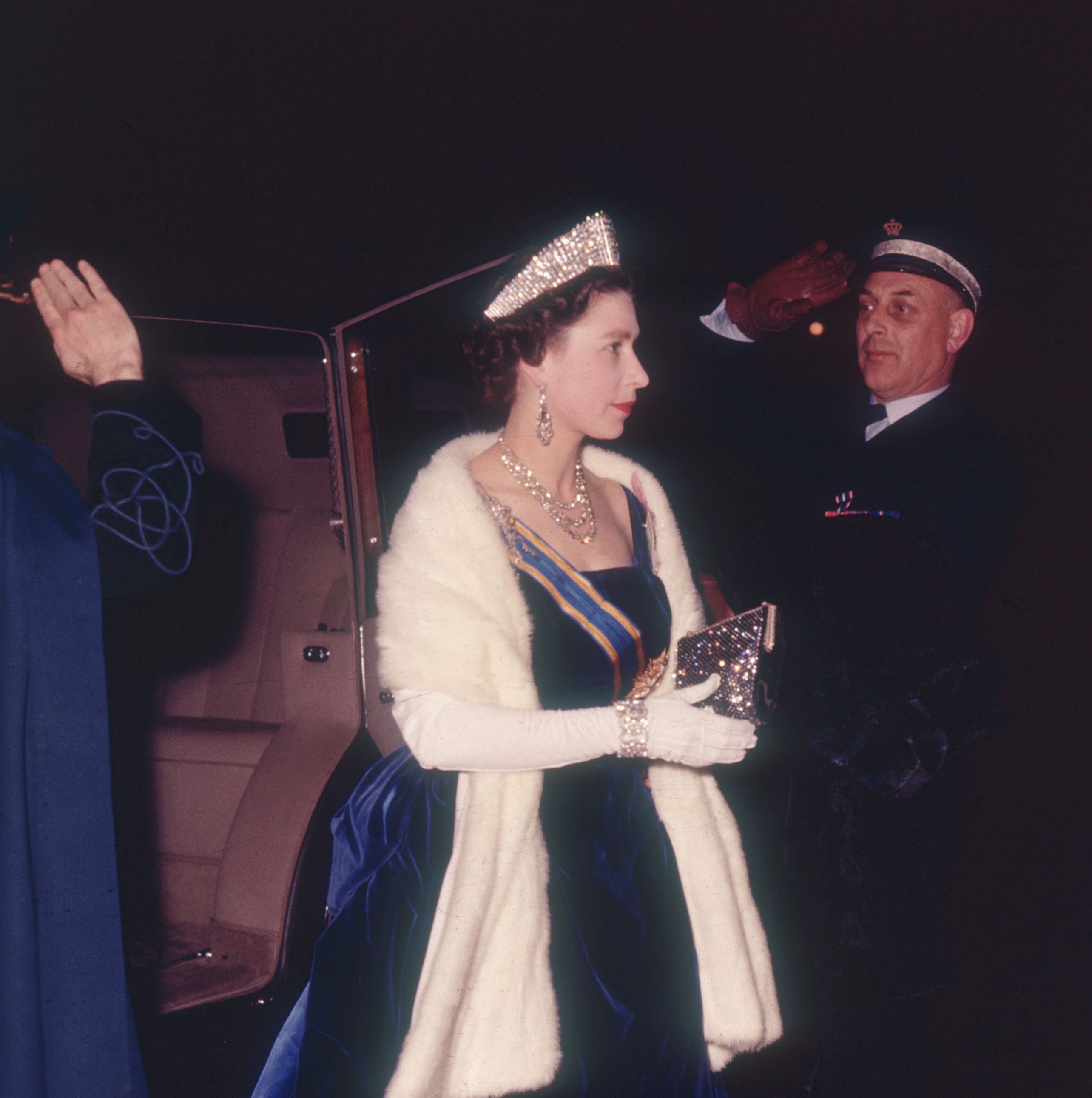 Gli orecchini pendenti regalo di nozze della Regina Elisabetta II