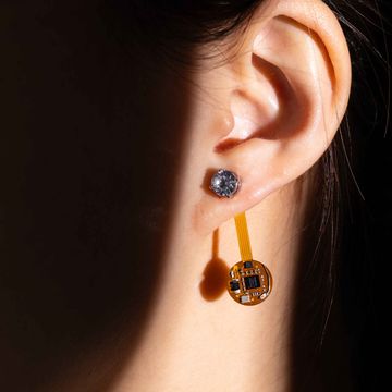 orecchini smart per rilevare temperatura corporea