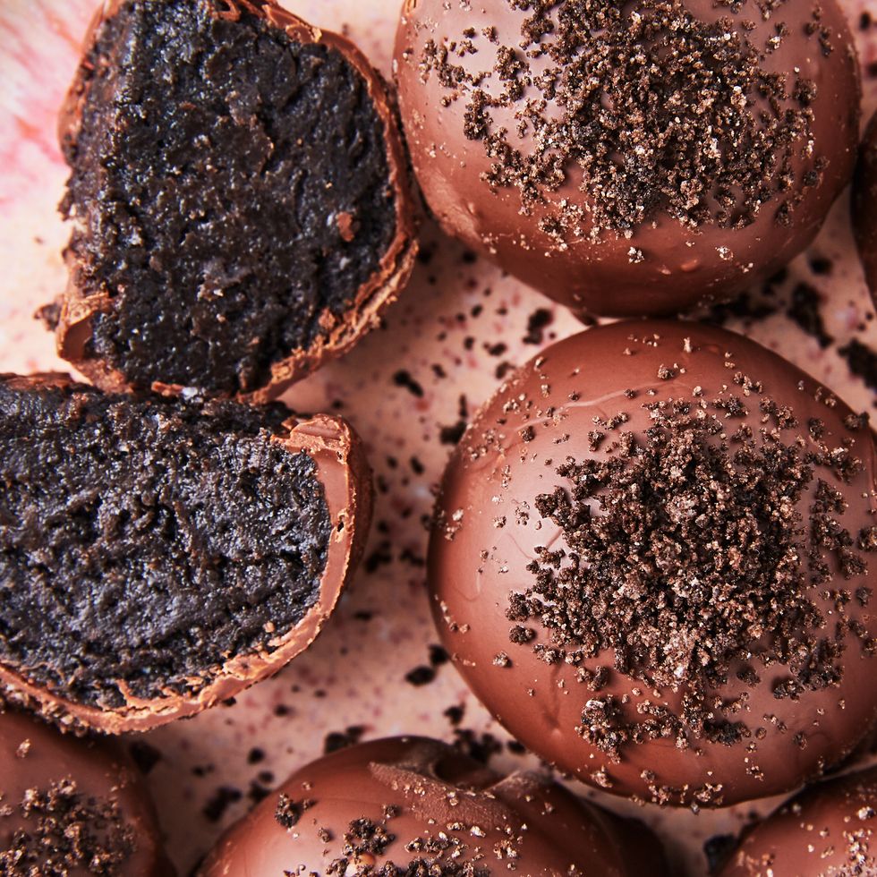 oreo cookie truffles covered in milk chocolate and topped with oreo cookie crumbs