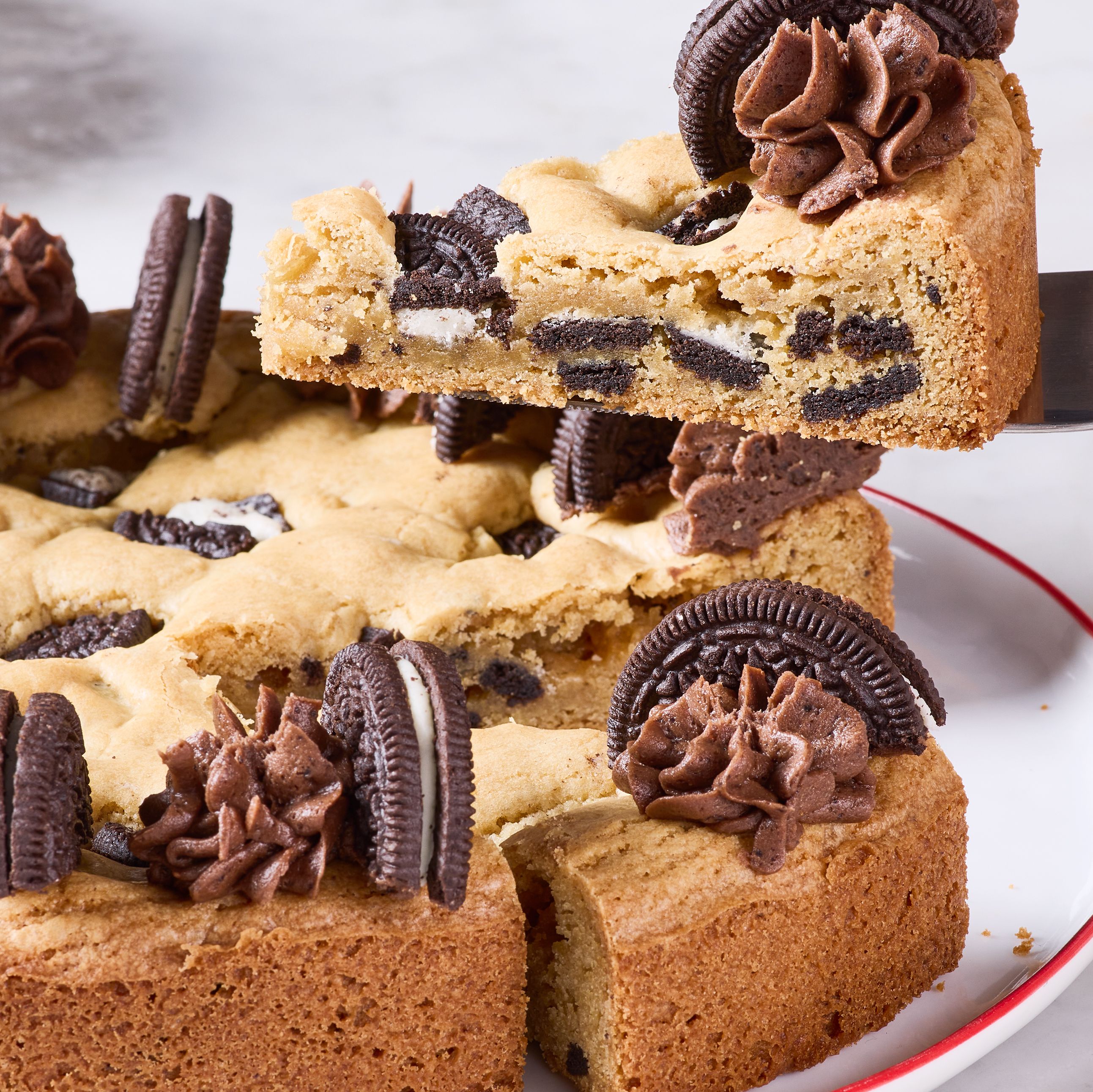 Décoration gâteau : 60+ superbes idées pour toute occasion  Chocolate chip  cookie cake, Oreo stuffed chocolate chip cookies, Cake recipes