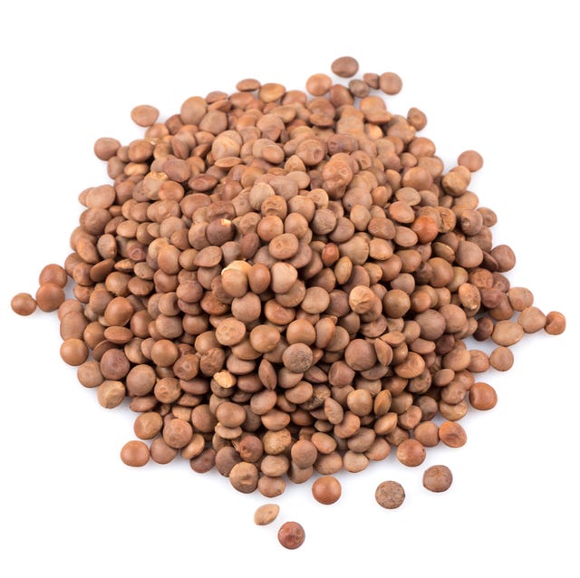العدس العضوي معزولة على خلفية بيضاء - لقطة مقرّبة Organic lentils Isolated on a white background - close up shot