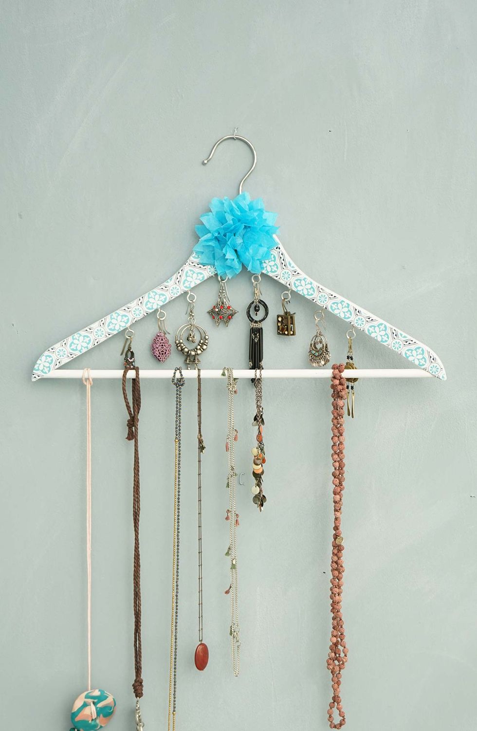 16 ideas de Colgar collares  colgar collares, decoración de unas,  organizador de joyas
