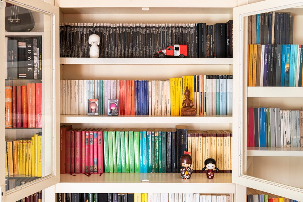 organizational tips color code bookshelf