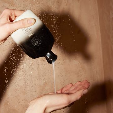 a person using a shampoo