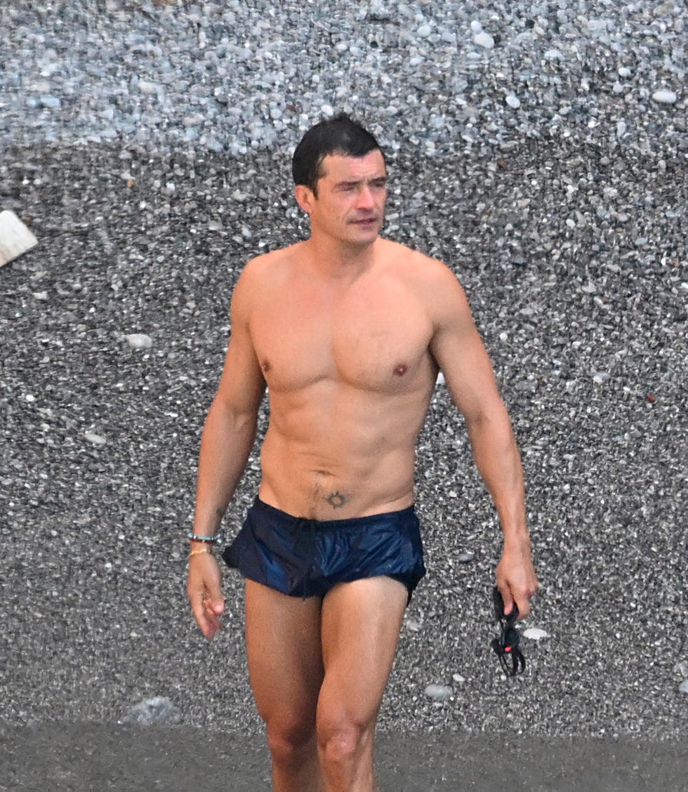 katy perry y orlando bloom con caras largas en su viaje a cerdena