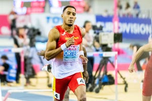 orlando ortega desacelera tras cruzar la meta de los 60 metros vallas en el europeo indoor de glasgow 2019