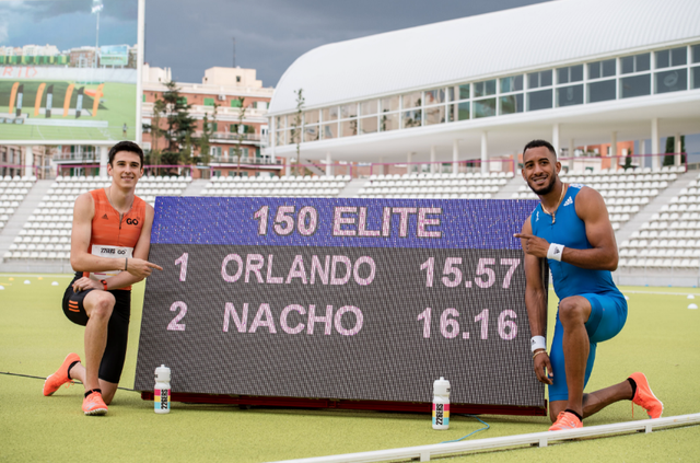 orlando ortega y nacho sáez posan con el resultado tras su duelo de 150 metros en vallehermoso