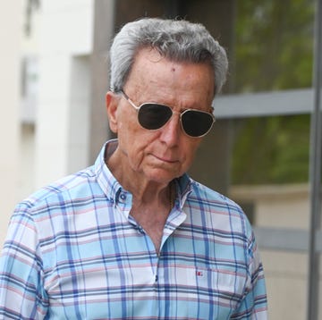 Jose Ortega Cano jose ortega cano paseando por la calle con gafas de sol oscuras, plano medio