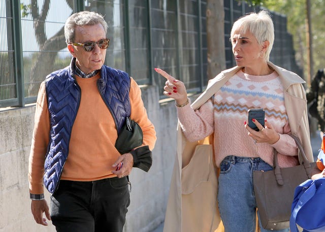 el torero y la diseñadora acompañan a su hijo a un partido de fútbol