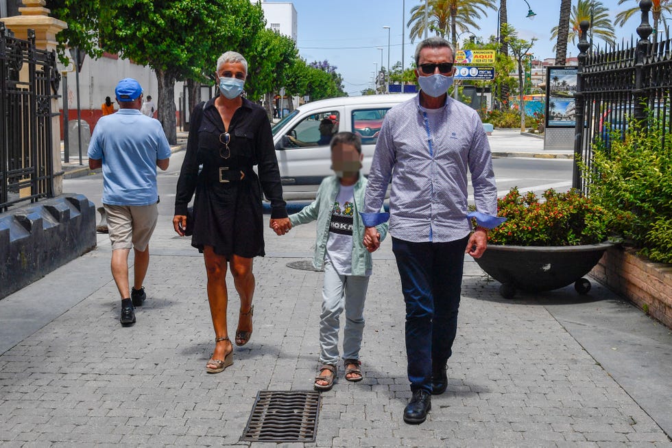 ortega cano ana mría aldón y su hijo por las calles de chipiona