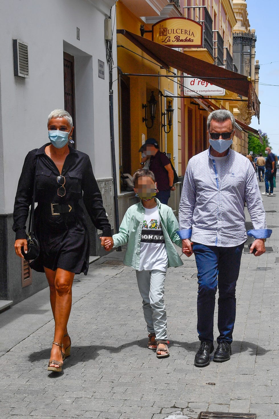 ortega cano ana mría aldón y su hijo por las calles de chipiona