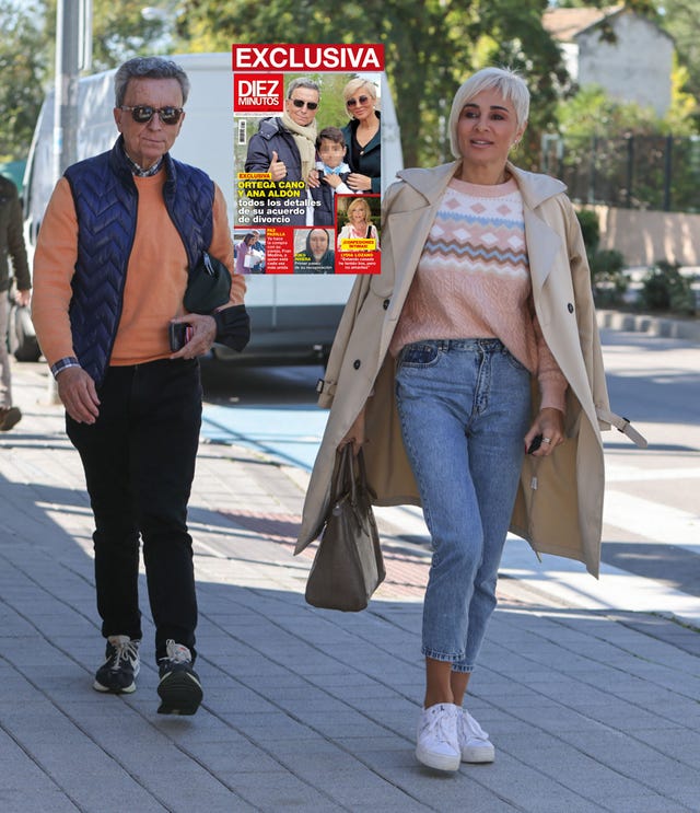 el torero y la diseñadora, con ropa informal, caminan por las calles de madrid