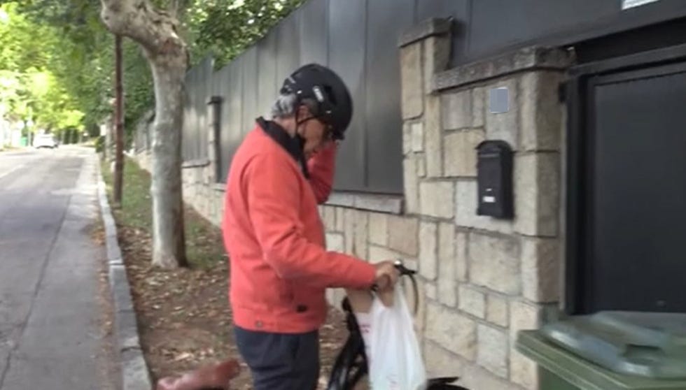 el diestro llega a su casa en bicicleta