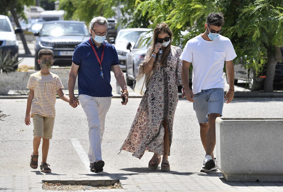 gloria camila con su padre josé ortega cano y su novio david en el puerto de chipiona