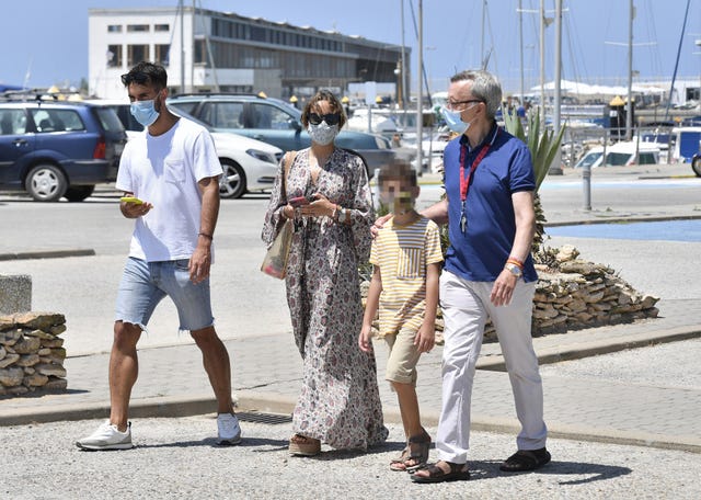 gloria camila con su padre josé ortega cano y su novio david en el puerto de chipiona