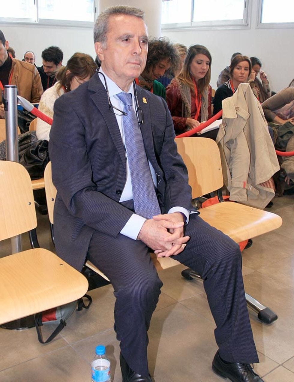 Event, Suit, Footwear, Businessperson, White-collar worker, Room, Employment, Shoe, Tourism, Management, 