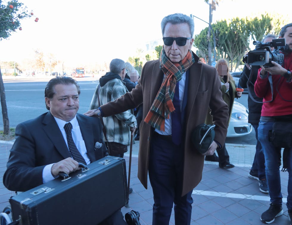 jose ortega cano asiste al entierro del humorista paco arevalo en valencia con el torero vicente ruiz soro