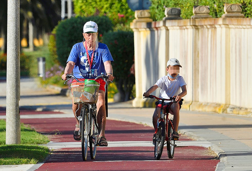 ortega cano con su hijo josé maría jr montando en bici por chipiona