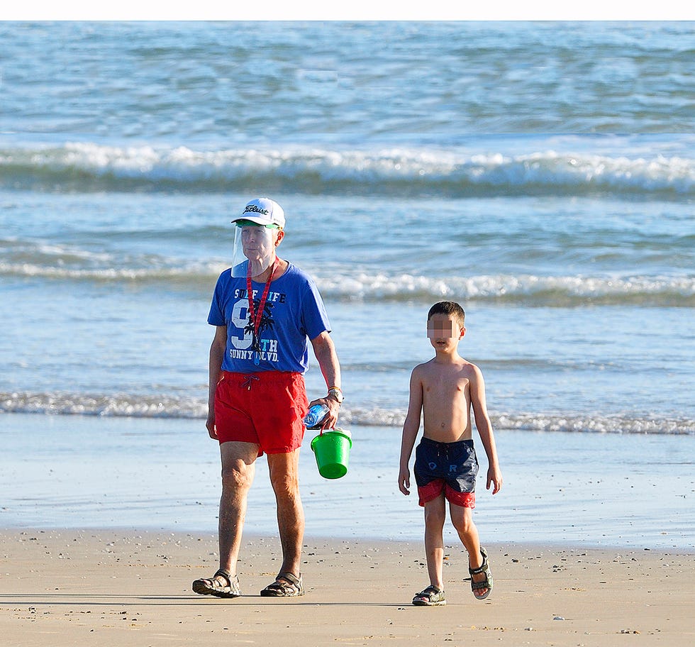 josé ortega cano y su hijo josé maría en la playa de chipiona