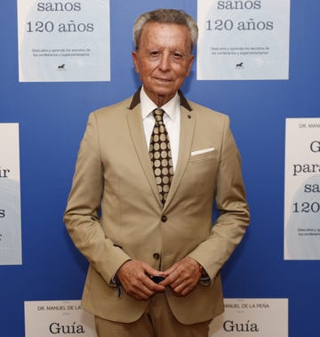 el torero con un traje marron claro a juego con su corbata