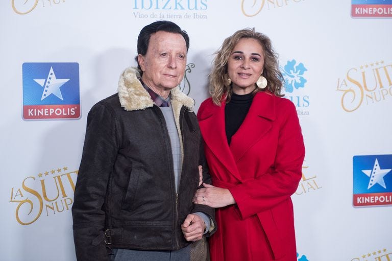 ortega cano y ana maria aldon posando en un photocall abrazados