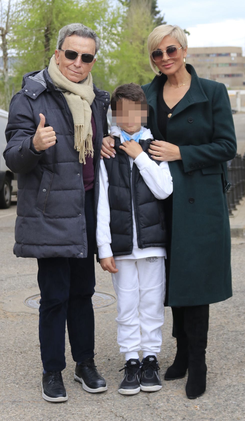 la pareja celebra el día del padre con su único hijo