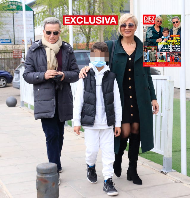 la pareja, con su hijo,  disfruta de una comida en familia
