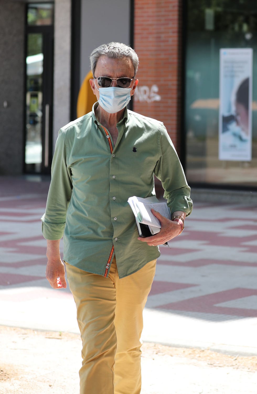 el torero, con unos papeles en la mano, por las calles de la capital