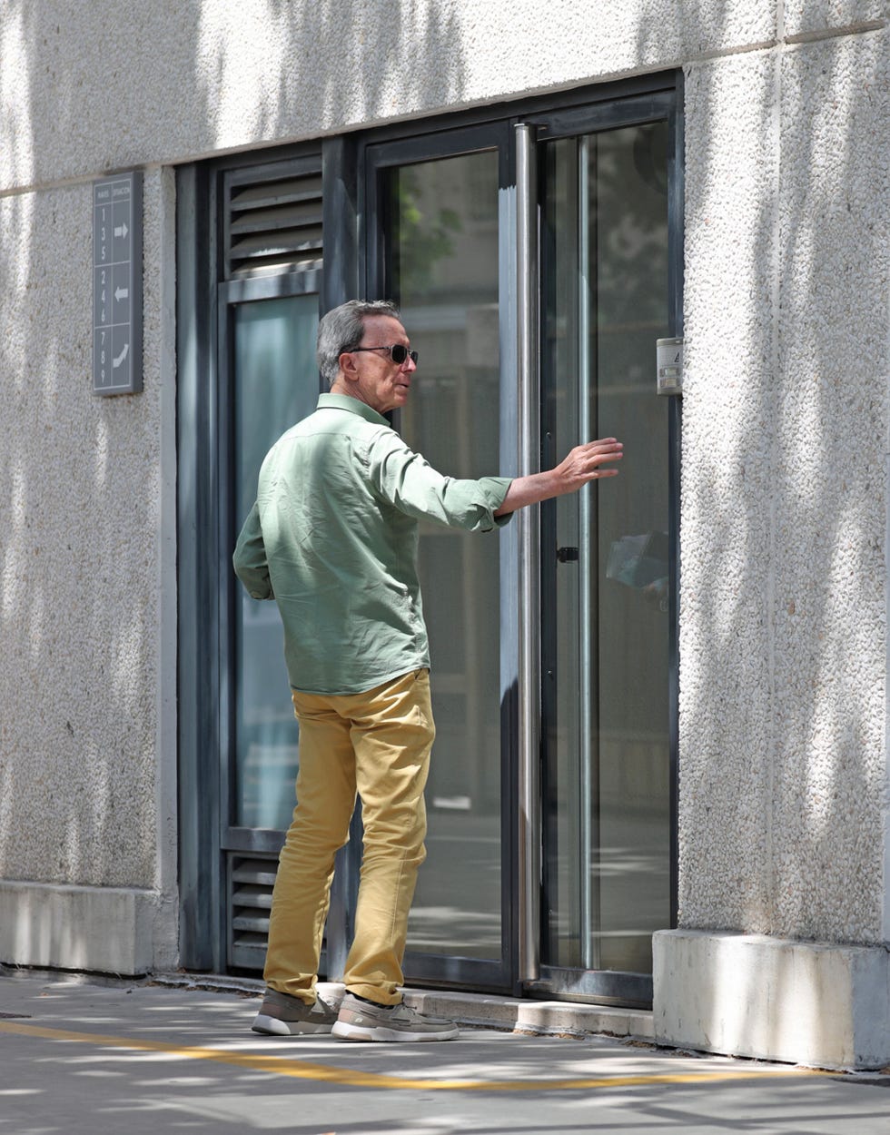 el torero ante un edificio de la capital