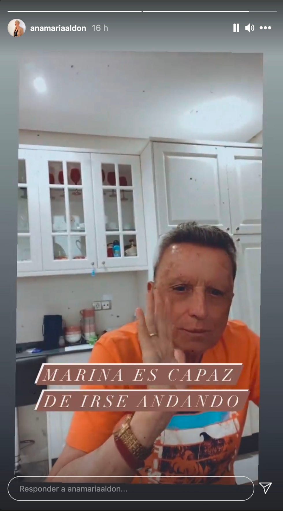 el torero, con una camiseta naranja, en la cocina de su casa junto a su mujer