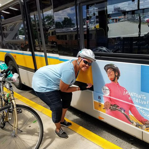 vivian ortiz montre son visage sur une publicité i bike boston