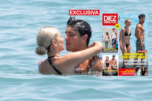 oscar casas y ana mena se abrazan dentro del mar en una playa de marbella
