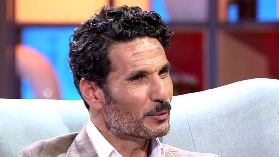 Hair, Forehead, Facial hair, Chin, Hairstyle, Beard, Human, Moustache, Jaw, Black hair, 