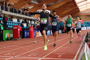 Óscar husillos cruza la meta de los 400m por delante de samuel garcía, lucas bua y mark ujakpor