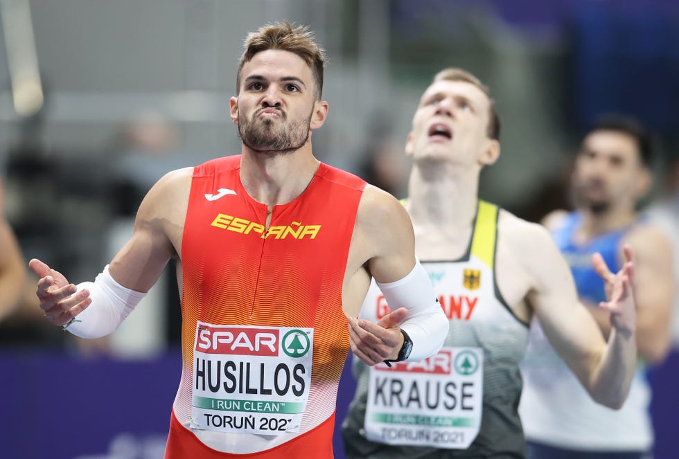 Óscar husillos hace un gesto de aprobación tras clasificarse para las semifinales de 400 metros de la tarde