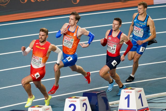 Óscar husillos lidera la carrera de 400 metros en el europeo en pista cubierta de torun 2021