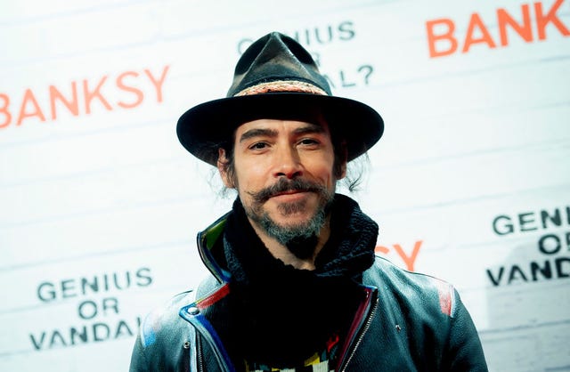 Oscar Jaenada en la exposición de Bansky
